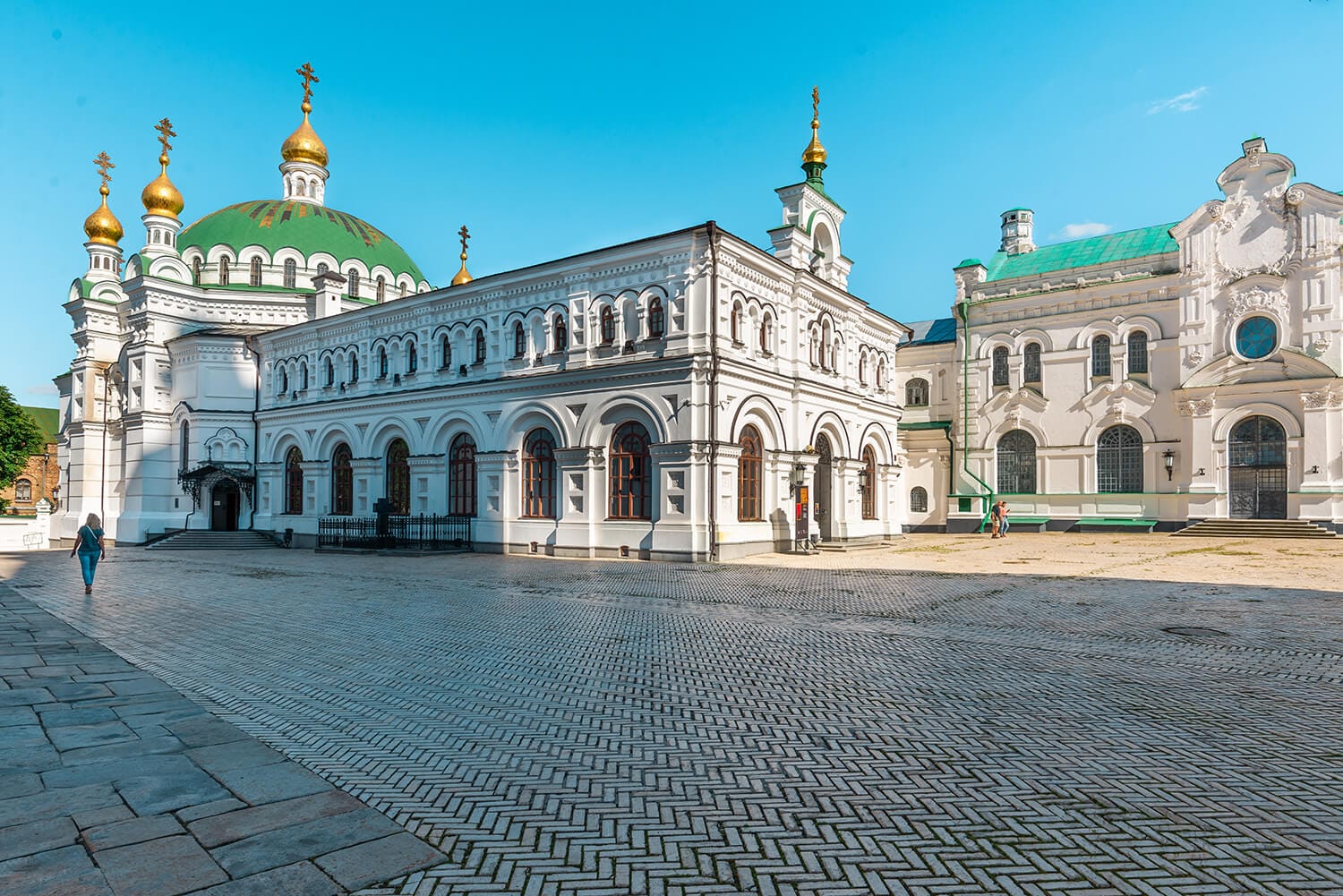 Трапезна церква з палатою