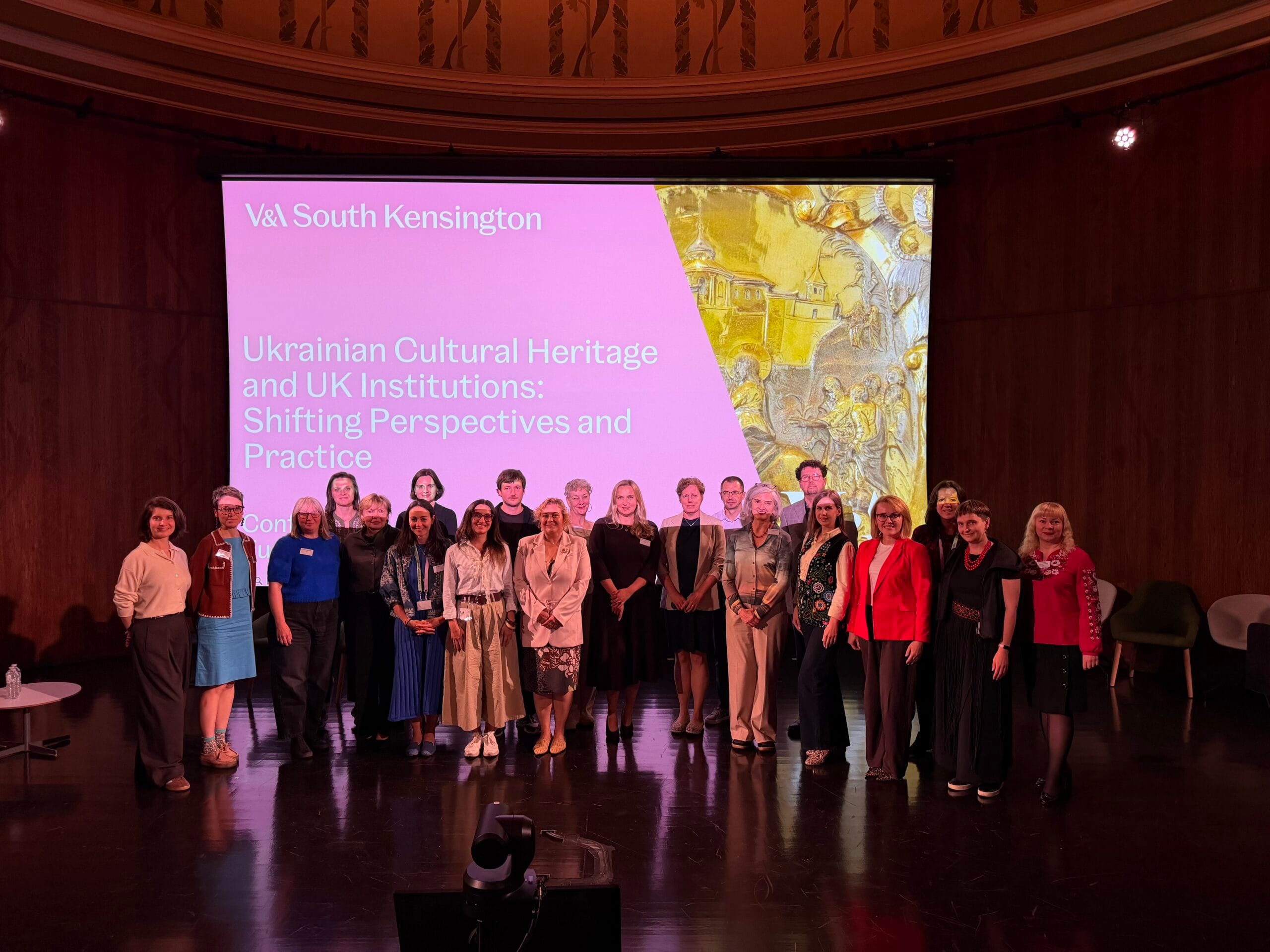 Анна Яненко представила у V&A дослідження про радянський продаж української культурної спадщини Анна Яненко представила у V&A дослідження про радянський продаж української культурної спадщини