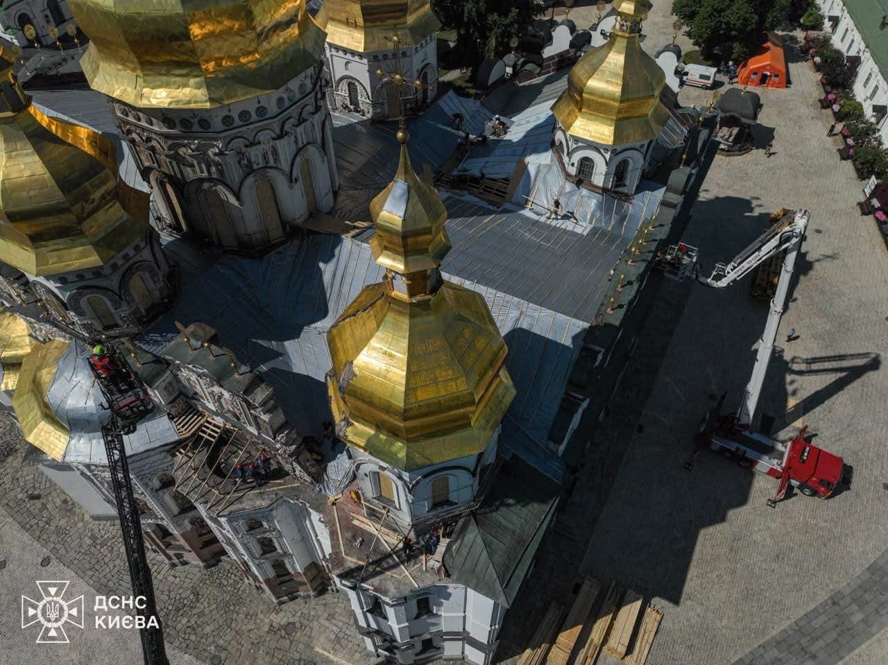 В Успенському соборі завершили аварійне накриття покрівлі після російської атаки В Успенському соборі завершили аварійне накриття покрівлі після російської атаки